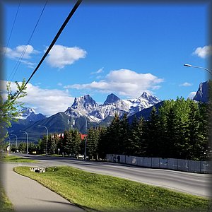 tnOutSide_Motel_Canmore_AB (27K)