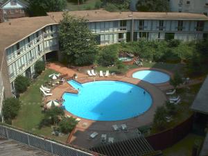 majestichotelpool_thb.jpg 300x225
